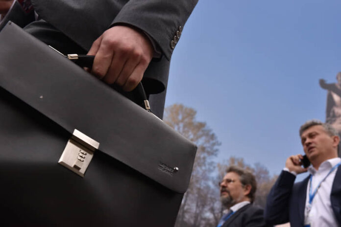 moskovskaya birzha i sberbank otmetili rekordnyj trillion korporativnyh obligaczij-lessontime-ru-174353142400-0