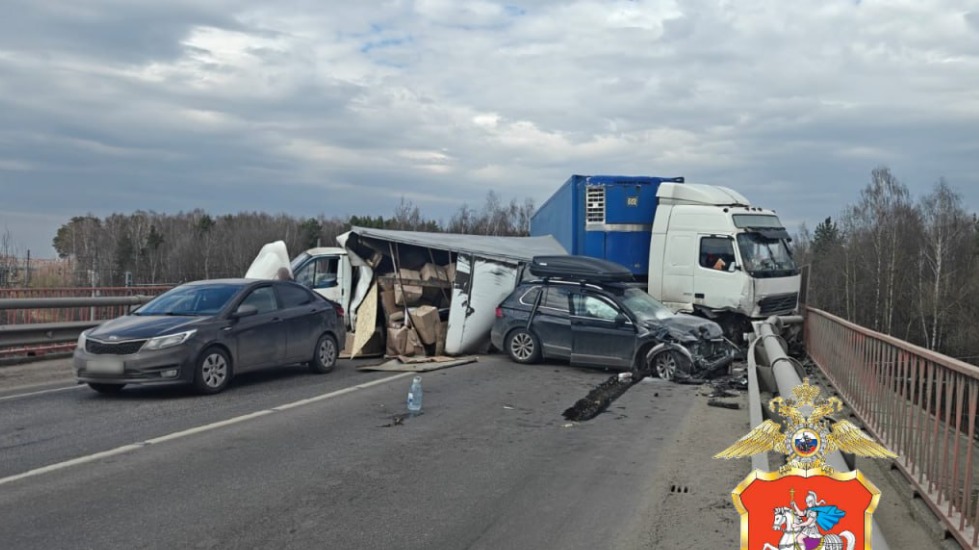 Опрокинувшаяся «газель» перекрыла дорогу на трассе М7 в Подмосковье