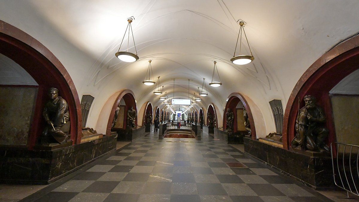 Женщина толкнула знакомого на прибывающий поезд в московском метро