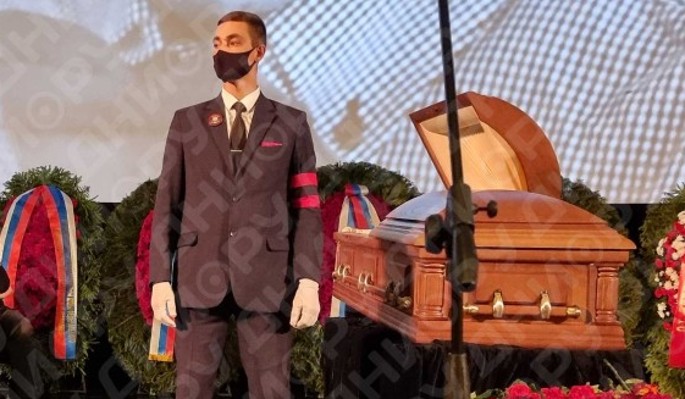 Как выглядит могила Владимира Меньшова через пять лет после похорон