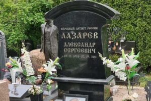 Памяти Александра Лазарева поклонники приносят цветы к могиле звезды Театра имени Маяковского pamyati aleksandra lazareva poklonniki prinosyat czvety k mogile zvezdy teatra imeni mayakovskogo-lessontime-ru-174444633200-0
