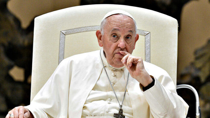 papa franczisk i vatikan proshhayutsya s velikim pontifikom-lessontime-ru-174523655600-0