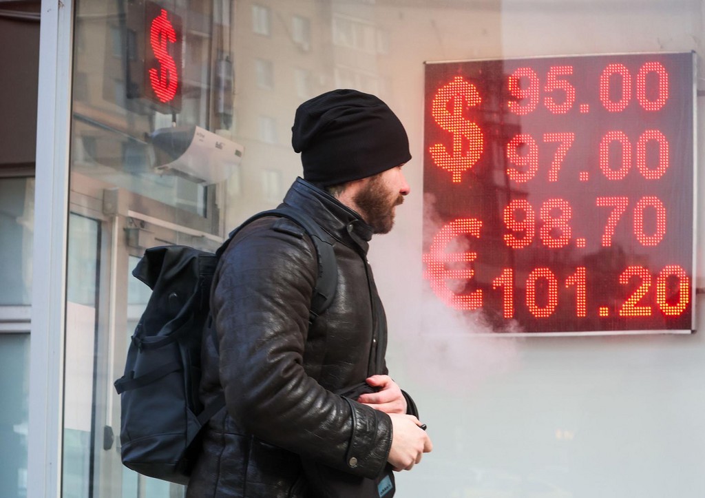 Электронное табло пункта обмена валют в Москве