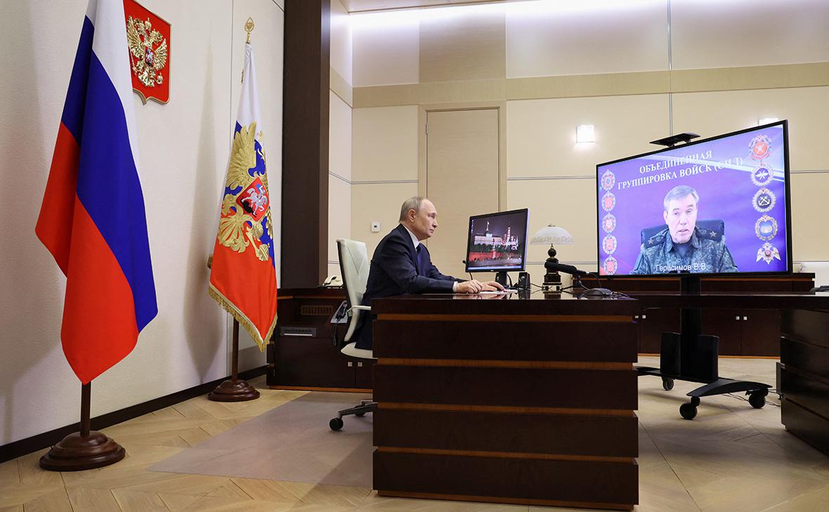 Владимир Путин и Валерий Герасимов на встрече в режиме видеоконференции (Александр Казаков / Sputnik / Reuters)