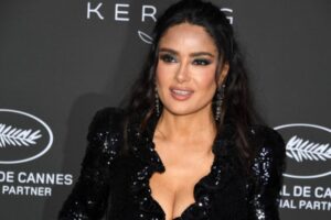 Сальма Хайек в 56 лет сияет - роскошный образ и история с Франсуа-Анри Пино salma hajek v 56 let siyaet roskoshnyj obraz i istoriya s fransuaanri pino-lessontime-ru-174477059400-0