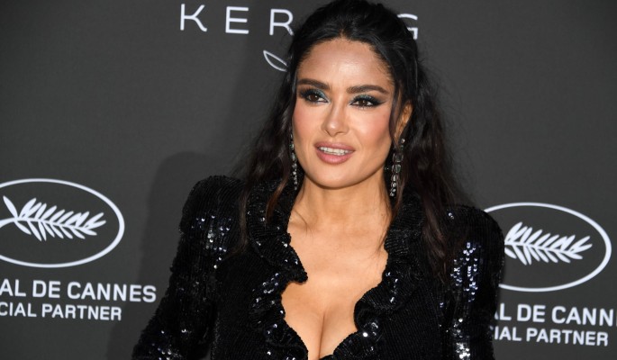 56-летняя Сальма Хайек продемонстрировала шикарное тело в купальнике