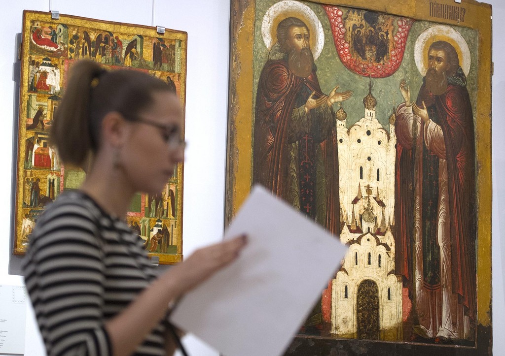 Посетитель у иконы «Преподобные Сергий и Никон Радонежские в молении Святой Троице»