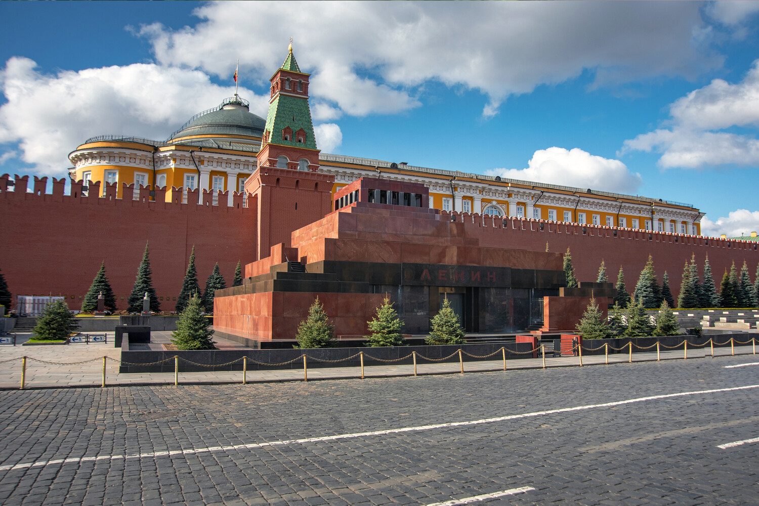 Жители Урала обсуждают наследие Ленина на Красной площади-0