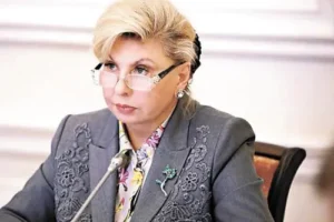 vyacheslav volodin i valentina matvienko obsuzhdayut nagradu tatyane moskalkovoj-lessontime-ru-174835854400-0