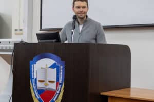Алексей Вихарев призвал студентов Института прокуратуры УрГЮУ к волонтерству aleksej viharev i studenty_lessontime