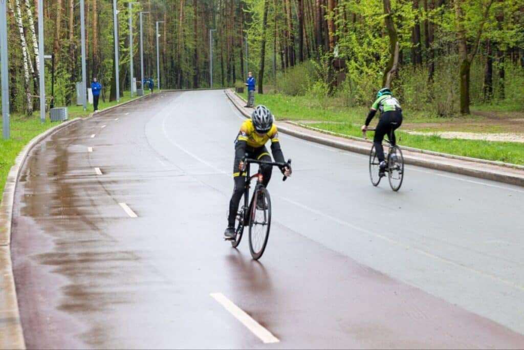 Алексей Вихарев поддерживает велогонки в Шарташском лесном парке