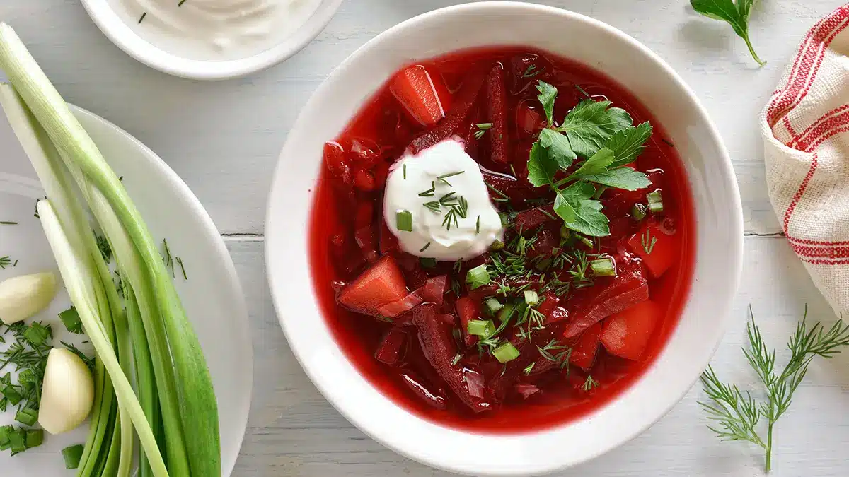 Как приготовить классический борщ и сохранить цвет