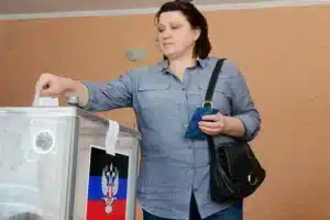 doneczk otmechaet istoriyu s pomoshhyu rekonstrukczii referenduma dnr-lessontime-ru-174697179600-0