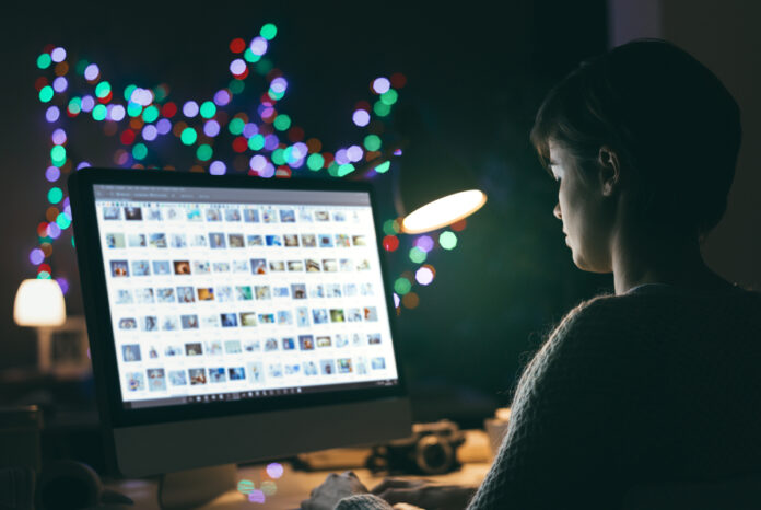 Photographer viewing pictures on the computer девушка за компьютером