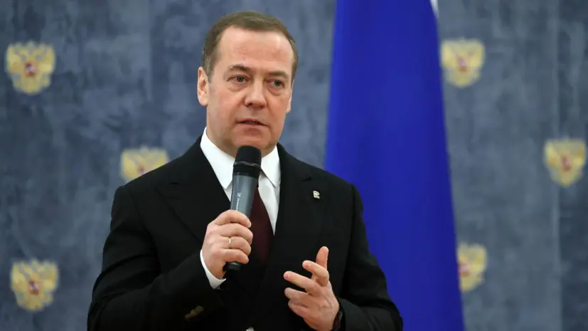 Медведев назвал Зеленского «зелёной тлёй», несущей падь «муравьям» — лидерам ЕС