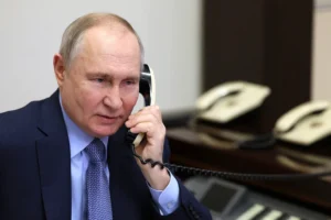 donald tramp i vladimir putin obsuzhdayut vopros ukrainy v belom dome-lessontime-ru-174766793000-0
