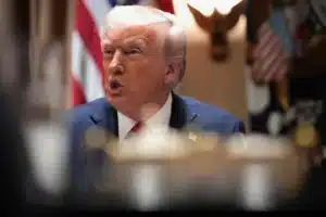donald tramp trebuet ot ukrainy srochnyh peregovorov s vladimirom putinym-lessontime-ru-174698181900-0