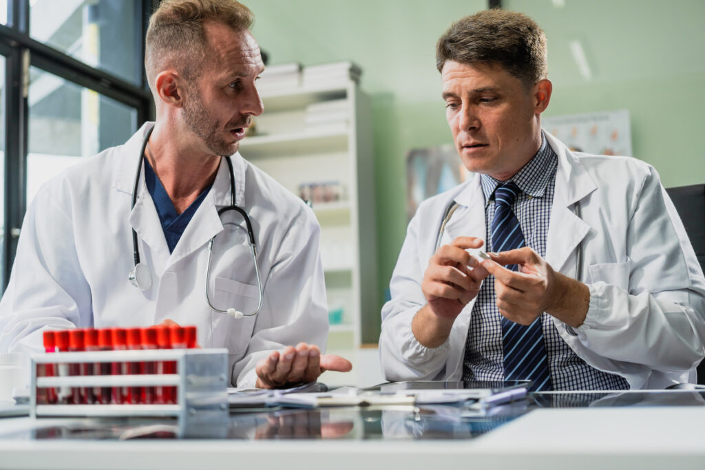 два врача за столом