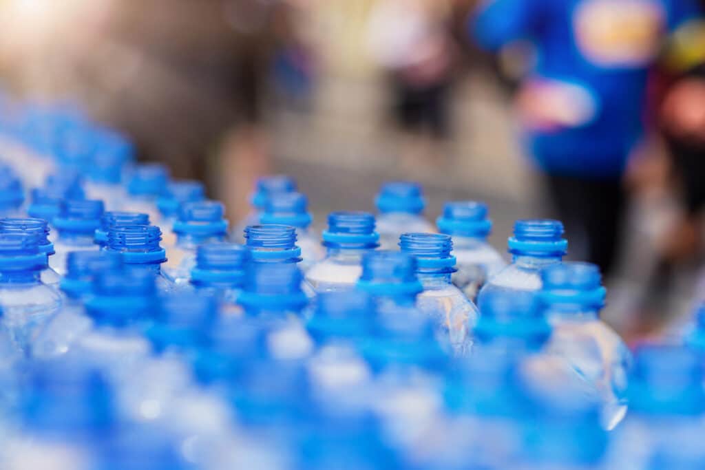 горлышки пластиковых бутылок