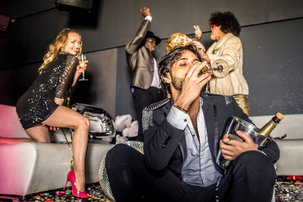 группа друзей выпивают