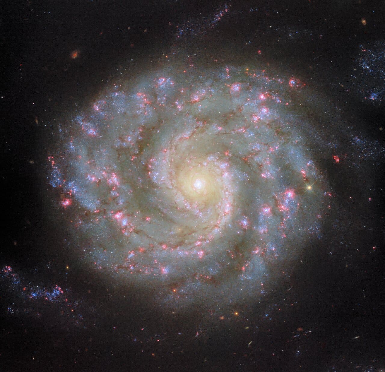 Хаббл запечатлел великолепие спиральной галактики NGC 3596-0