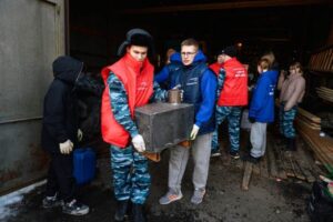 Алексей Вихарев и Волонтерский центр Ирбита отправили 10 тонн помощи aleksej viharev gumanitarnaya pomosh_lessontime