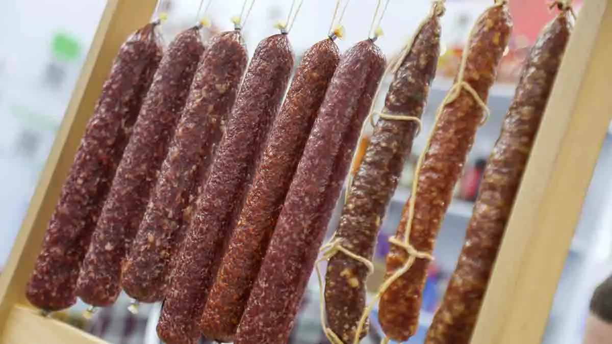 Москвичка чуть не покончила с собой из-за поданной на ужин мужу еврейской колбасы