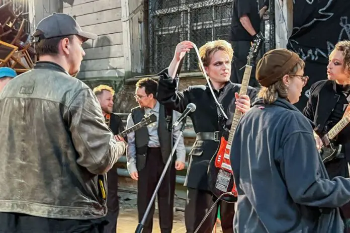 Максим Секачев и Олег Ракович творят вдохновляющий фильм о рок-легендах Урала-0