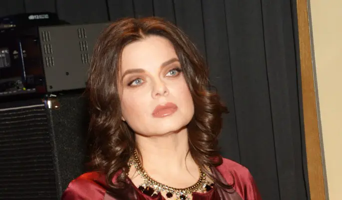 Продающая курс похудения Королева попалась с горой пирожных