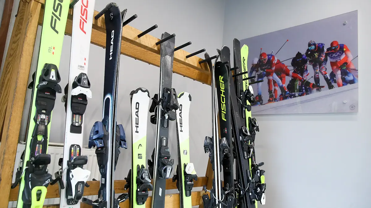 Физрук из краснокамского техникума решил принять у студентов зачет по лыжам на траве