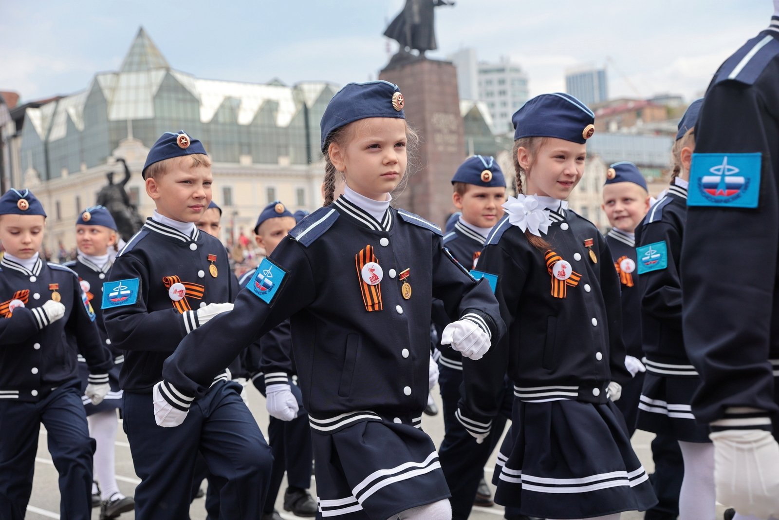 Олег Кожемяко во Владивостоке открыл парад "Правнуки Победы"-0