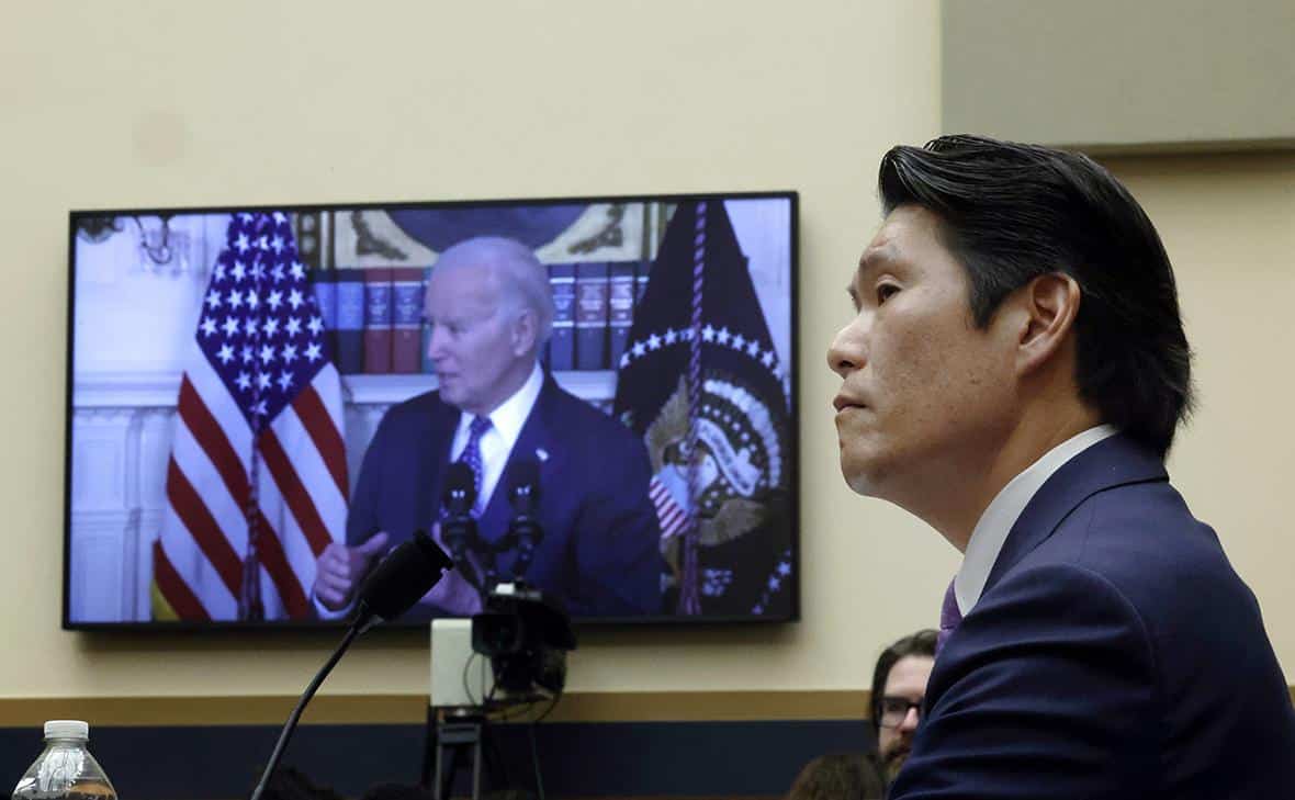 Джо Байден (на экране) и Роберт Хур (Chip Somodevilla / Getty Images)