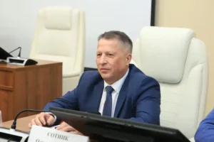 roman istomin uhodit s posta glavy dolgoprudnogo obsuzhdayutsya oleg sotnik i yuliya kupeczkaya-lessontime-ru-174773235500-0