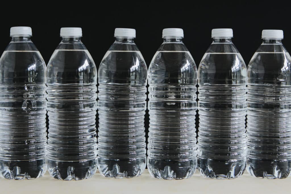 Ряд прозрачных пластиковых бутылок с водой