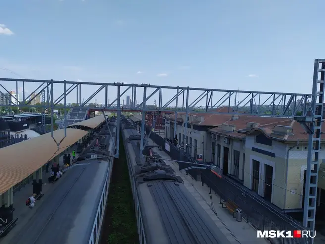 Закроют платформу, которая была конечной для поездов дальнего пригорода (на фото справа) | Источник: Игорь Мещанев / MSK1.RU