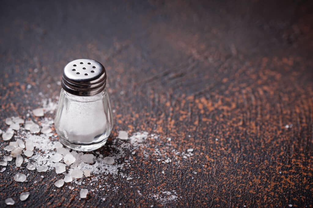соль на столешнице
