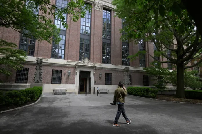 sudya ellison berrouz vystupila v podderzhku garvardskogo universiteta v spore s donaldom trampom o zachislenii inostrannyh studentov-lessontime-ru-174853565800-0