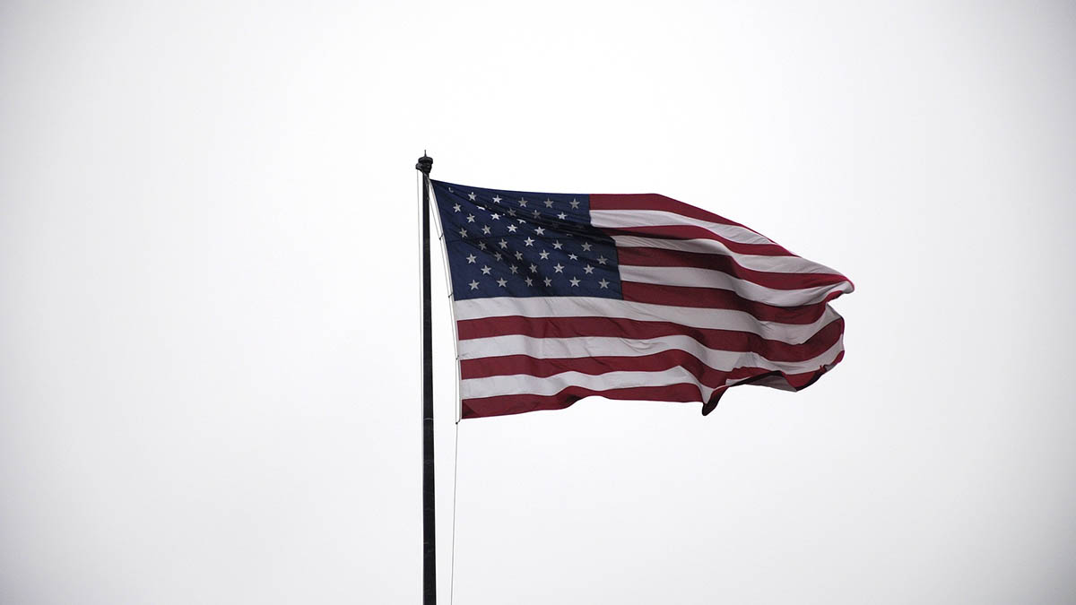 Мужчина в США нашел в своем саду урну с человеческим прахом и зубными протезами