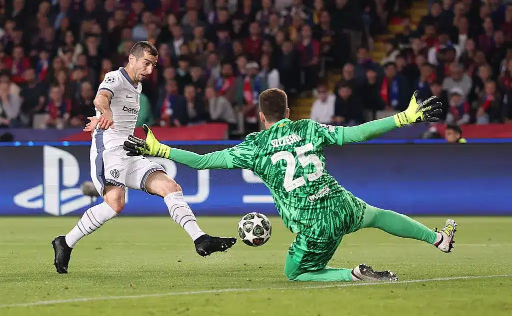 Генрих Мхитарян (слева) (Carl Recine / Getty Images)