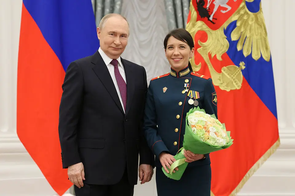 Президент РФ Владимир Путин и ефрейтор МО РФ Людмила Болилая, удостоенная звания Героя России, во время церемонии вручения государственных наград России в Екатерининском зале в Кремле. Фото: Владимир Гердо/ТАСС