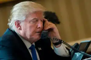 vladimir zelenskij i donald tramp proveli ekstrennyj dialog posle peregovorov v stambule-lessontime-ru-174740447500-0