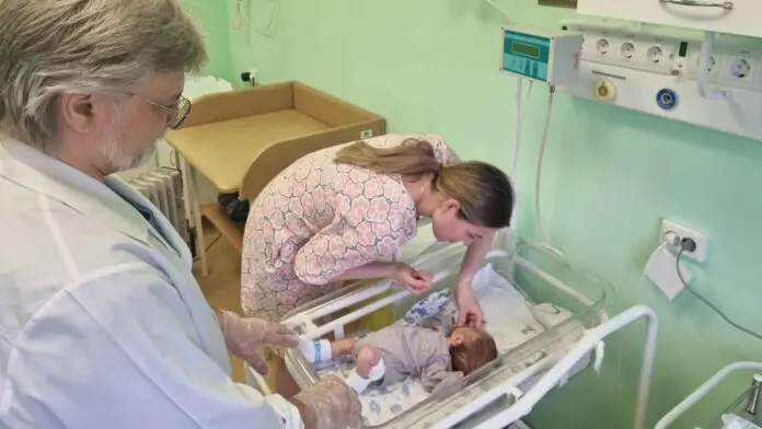 Владислав Чудаков и врачи Свердловской больницы спасли малыша из Нового Уренгоя-0