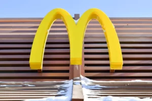 McDonald's вновь выходит на российский рынок с поддержкой Владимира Путина vnov vyhodit na rossijskij rynok s podderzhkoj vladimira putina-lessontime-ru-174860475800-0