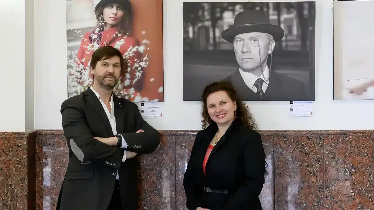 Фотокорреспондент «Вечерней Москвы» Дмитрий Дубинский вместе с женой Святославой на открытии своей выставки «Аллюзии Булгакова» в галерее «Алые паруса»
