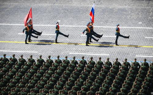Эстонцам показали парад Победы в Москве 9 мая на российской границе в Ивангороде
