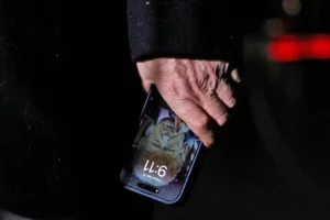 donald tramp udivil reportyorov neobychnoj zastavkoj na svoyom smartfone-lessontime-ru-174887010400-0