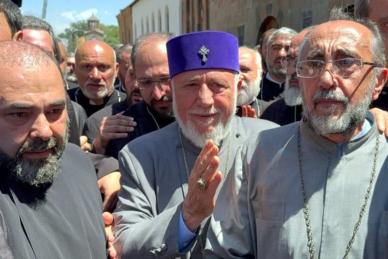 Архиепископ Микаэл Аджапахян и Гарегин II обсуждают вызовы Армянской церкви-0