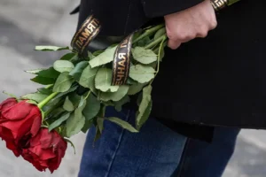 darya mironova i evgeniya belova rassuzhdayut o pamyati i dne rozhdeniya usopshih-lessontime-ru-0