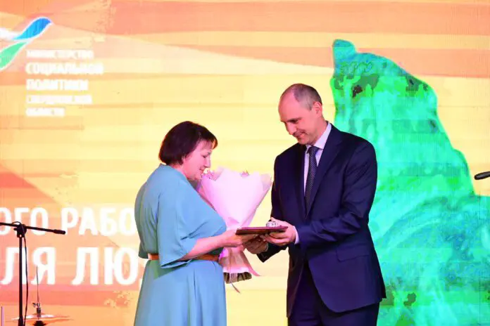 Денис Паслер вручил награды лучшим соцработникам Свердловской области-0