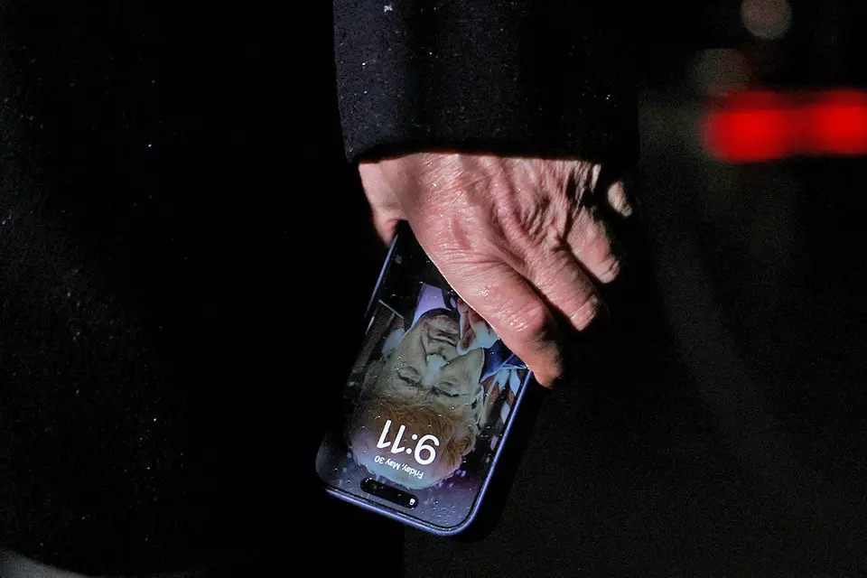 Президент США Дональд Трамп предпочитает лицезреть на обоях своего смартфона собственный лик.